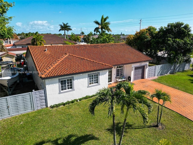 view of front of house featuring a garage and a front yard