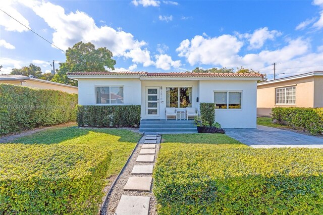 view of front of property featuring a front yard and central AC unit