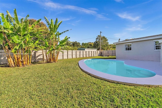 view of swimming pool featuring a yard