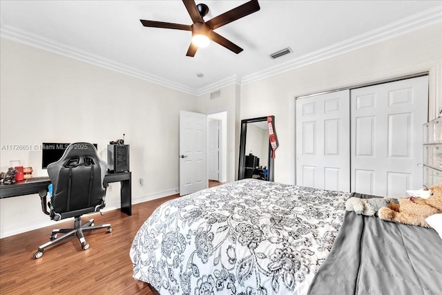 bedroom with hardwood / wood-style floors, a closet, ceiling fan, and ornamental molding