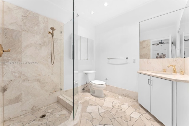 bathroom featuring ceiling fan, tiled shower, vanity, and toilet