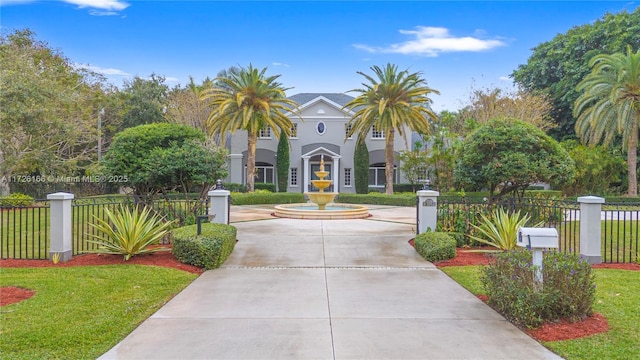 view of front facade featuring a front lawn