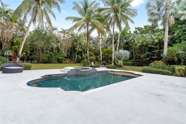 view of pool with an in ground hot tub and a patio