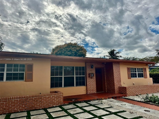 view of front of property featuring a patio