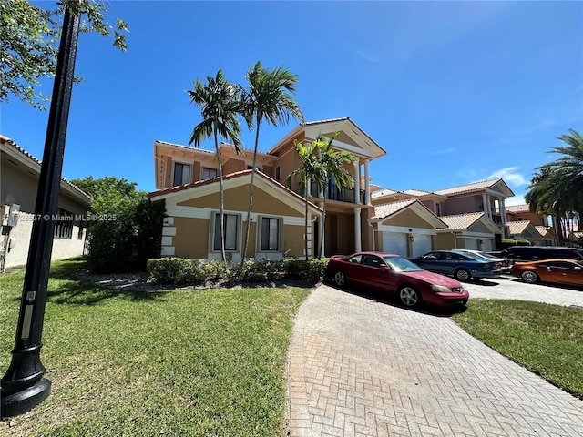 view of front of property featuring a front lawn