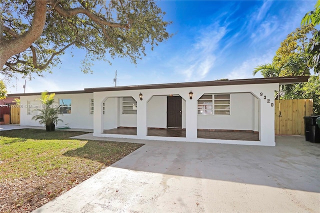 single story home featuring a front lawn