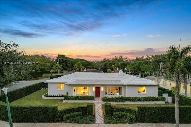 view of front of property featuring a yard