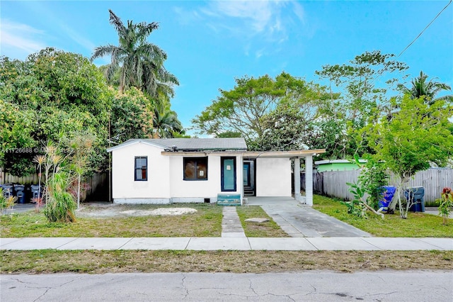 ranch-style house featuring a front yard