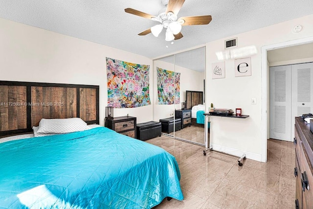 bedroom featuring a textured ceiling, ceiling fan, and a closet