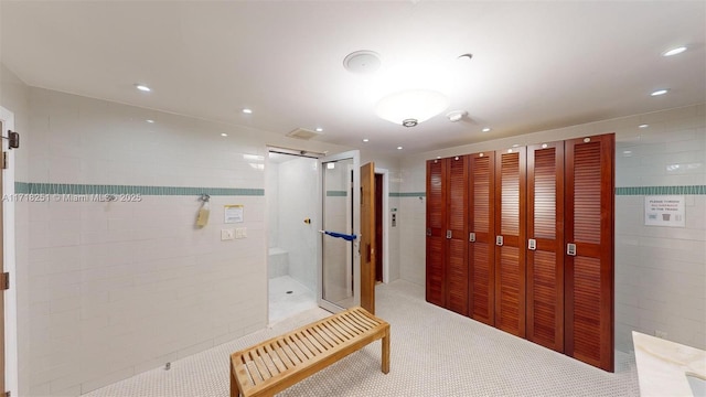 bathroom featuring tile walls