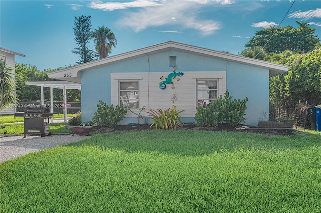 view of front facade with a front lawn