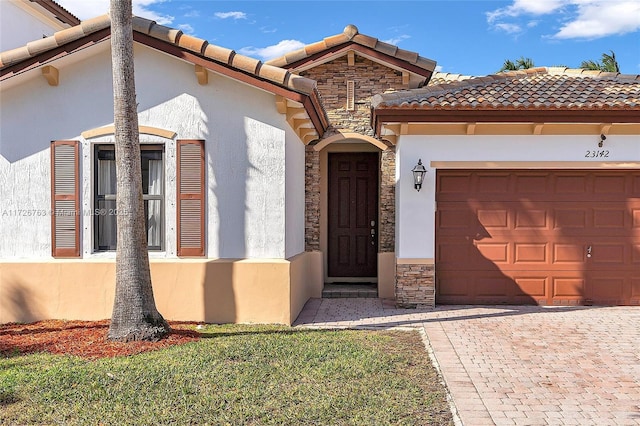 view of front facade featuring a garage