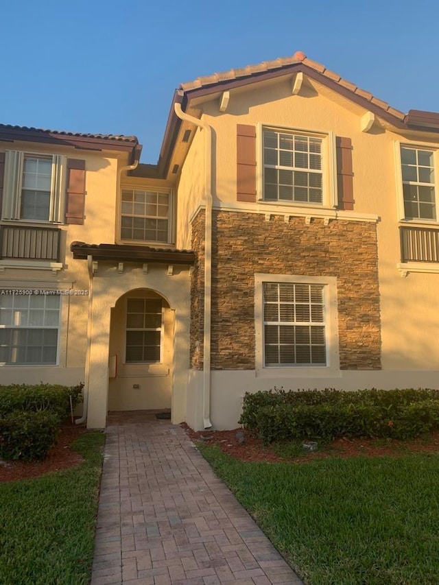 view of front of property featuring a front lawn