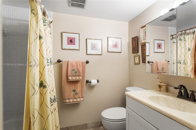 bathroom with toilet, vanity, and curtained shower