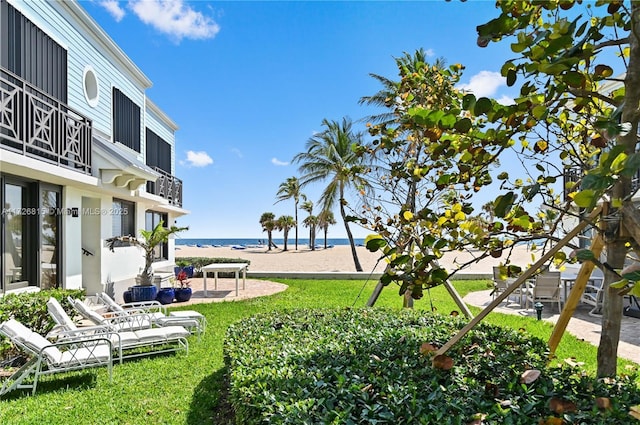 view of yard featuring a water view