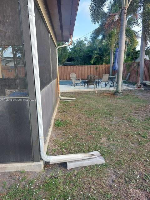 view of yard featuring a patio