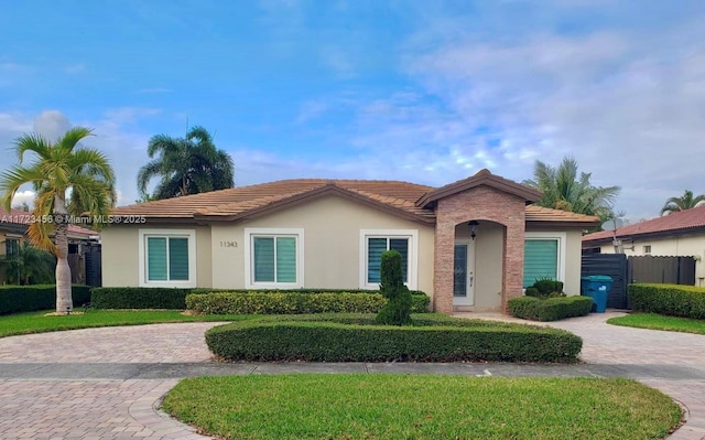 single story home featuring a front lawn