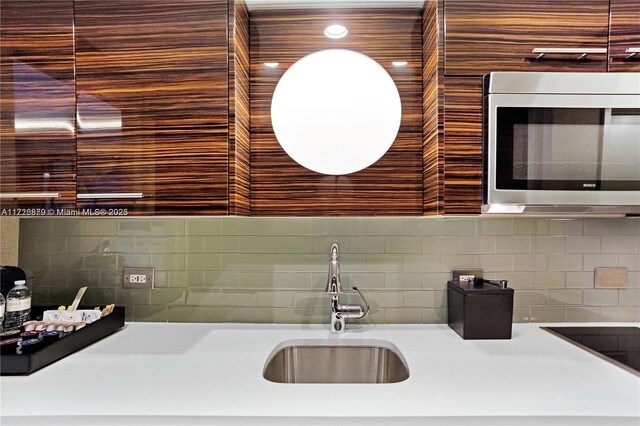 kitchen with decorative backsplash