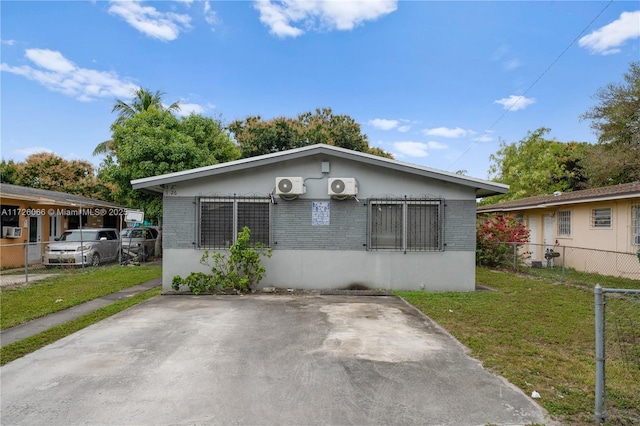 view of front of property featuring a front yard