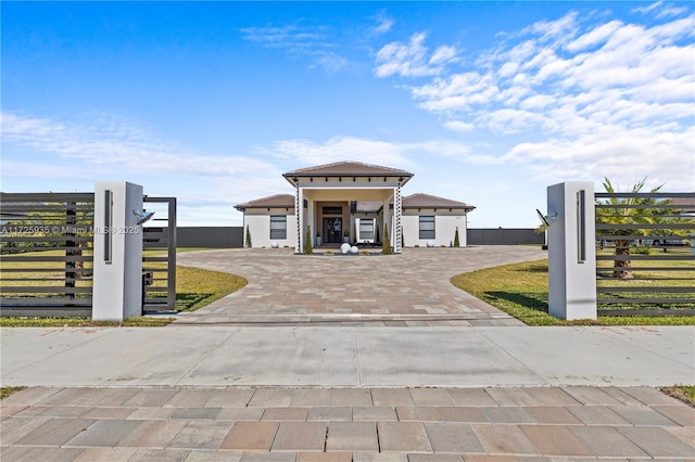 view of front facade featuring a front yard