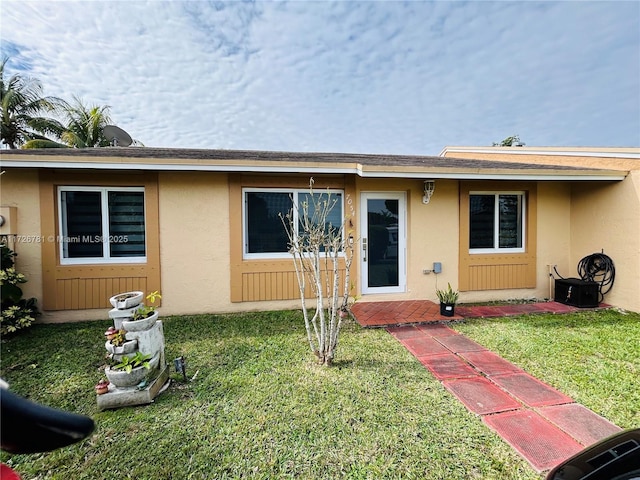 view of front of home with a front lawn