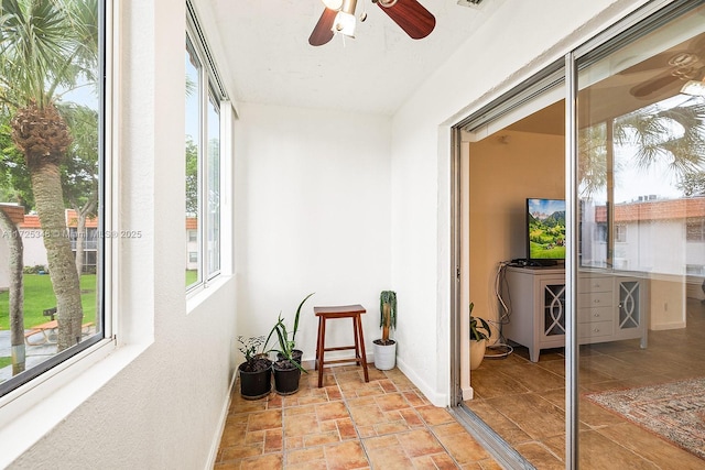 sunroom with ceiling fan