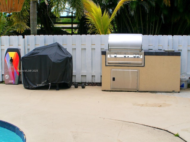 view of patio with an outdoor kitchen and grilling area