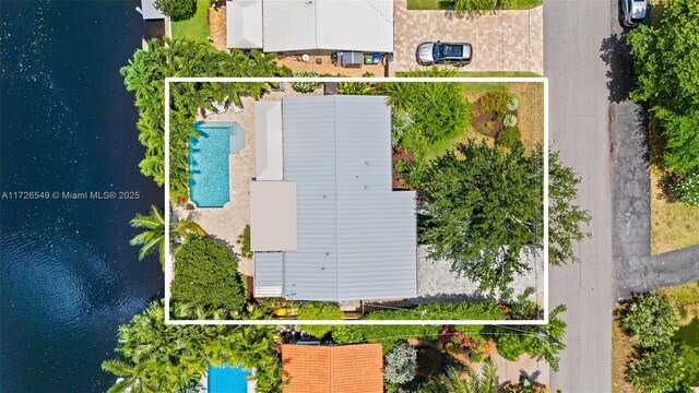 425 NE 29th St, Wilton Manors, FL 33334 - aerial overview of property's location featuring property parcel outlined, a pool area, and a large body of water