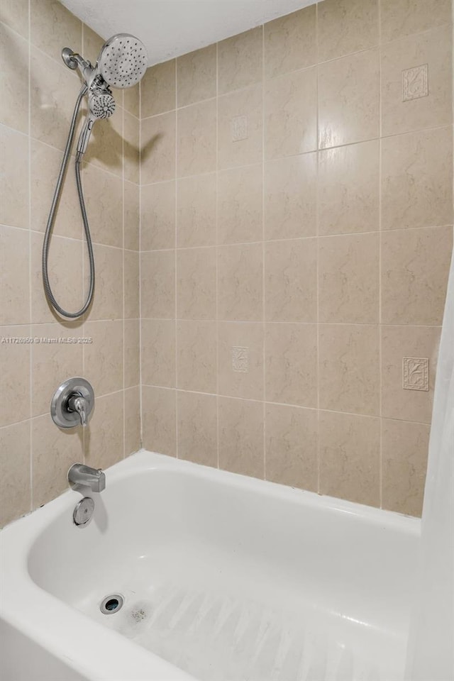 bathroom featuring tiled shower / bath