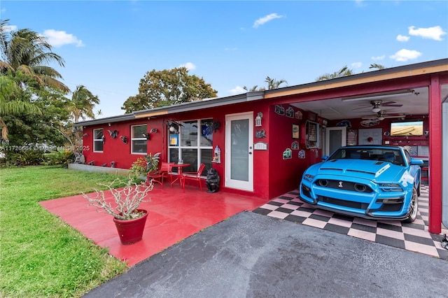 view of front facade with a front yard and ceiling fan