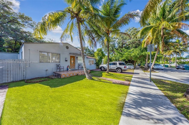 view of front of property featuring a front yard