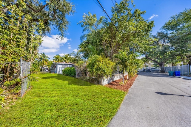 exterior space featuring a front yard