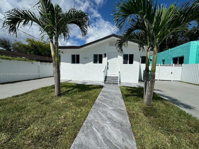 view of front facade featuring a front yard