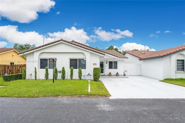 view of front of home featuring a front yard