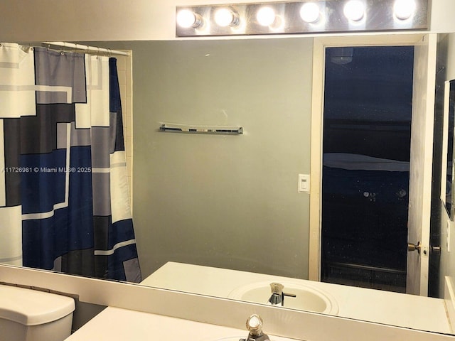 full bath with vanity, toilet, and a shower with curtain