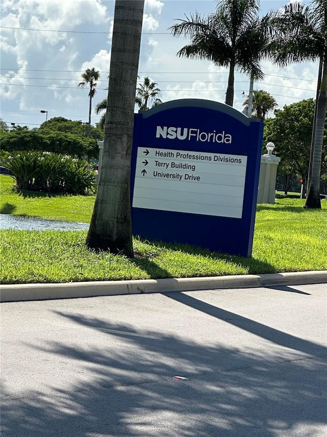 community sign with a lawn