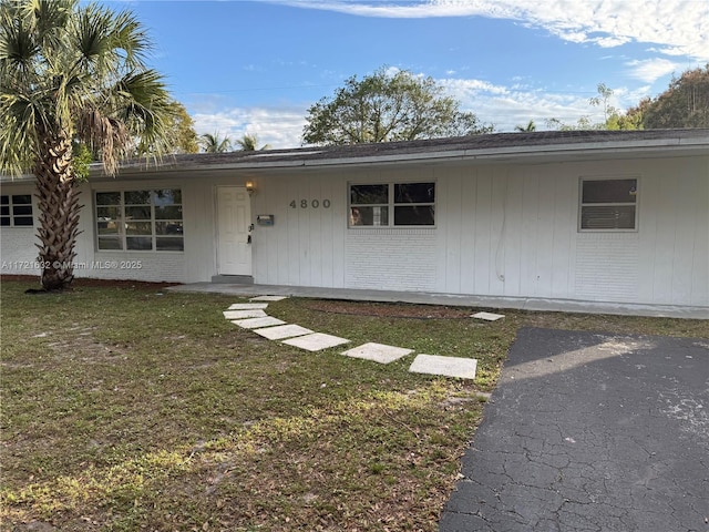 single story home featuring a front yard