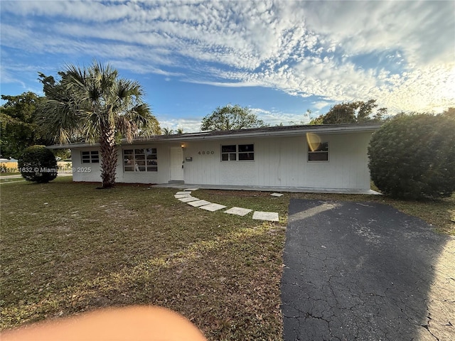 single story home with a front yard