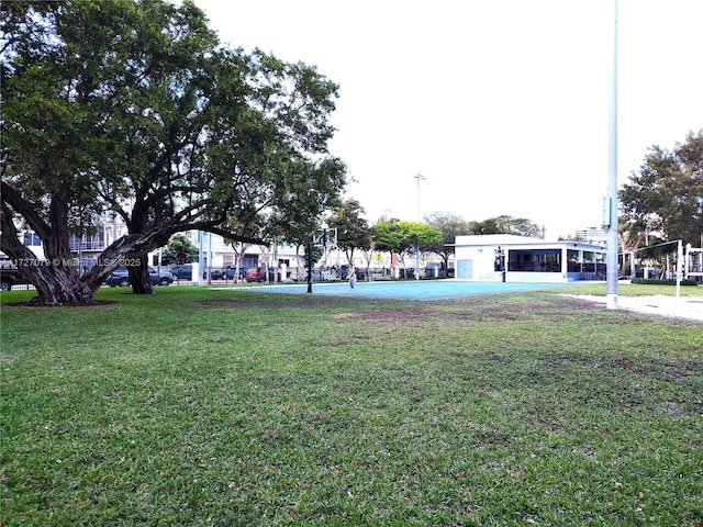 view of property's community featuring a yard