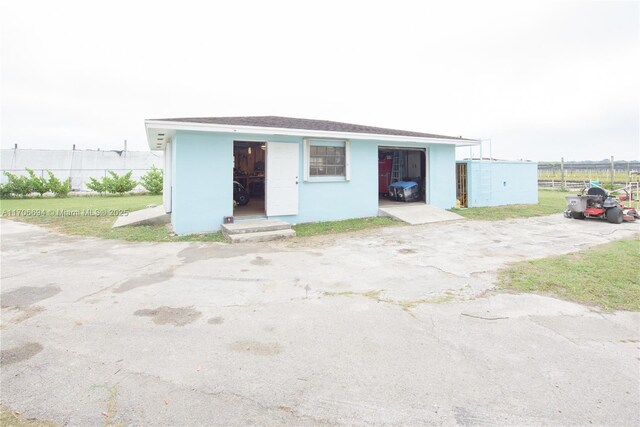 view of front facade featuring a front yard