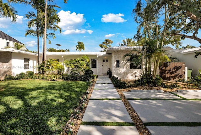 view of front of property featuring a front lawn