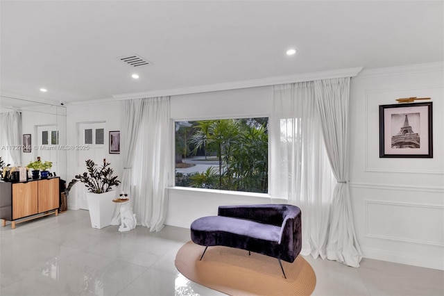 sitting room with crown molding