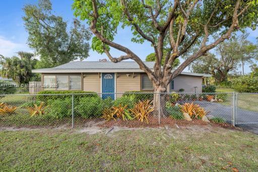 view of front of property with a front yard