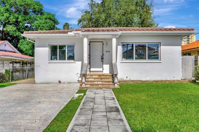 view of front of property featuring a front yard