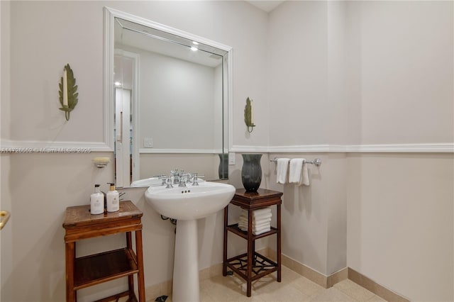 bathroom featuring sink