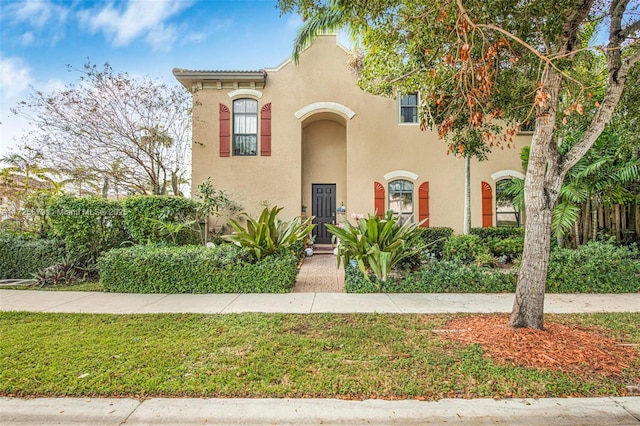 view of front of property featuring a front lawn