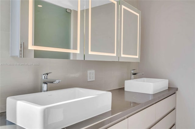 bathroom featuring sink and backsplash