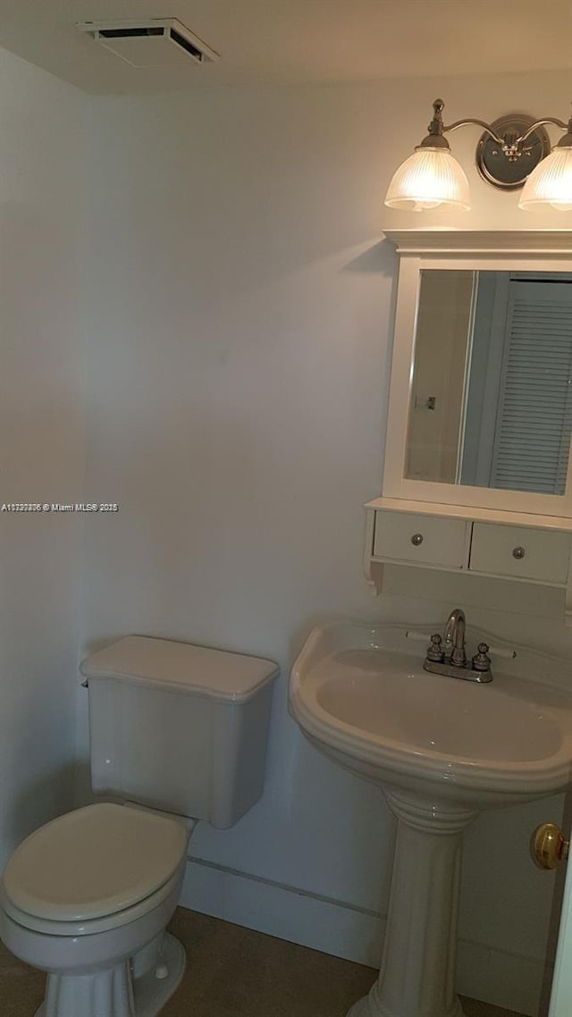 bathroom featuring toilet