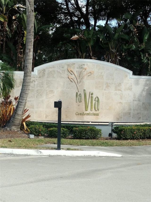 view of community / neighborhood sign