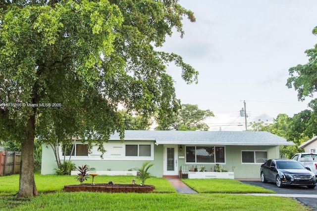 single story home featuring a front lawn and a porch